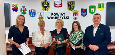 Nauczyciele z awansem zawodowym. Uroczyste ślubowanie przed Starostą